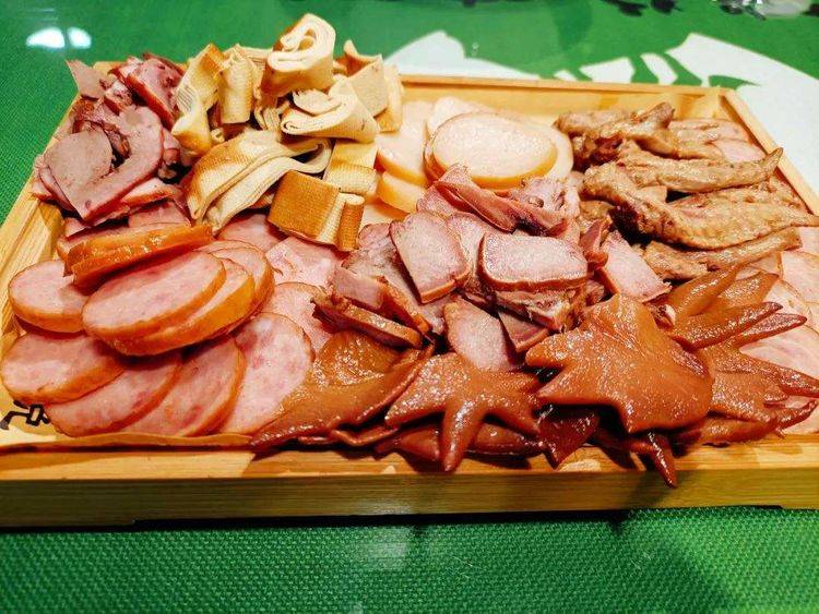 第三道就是熏酱拼盘,东北人比较爱吃荤的,所以不仅限于是肉,就连各种