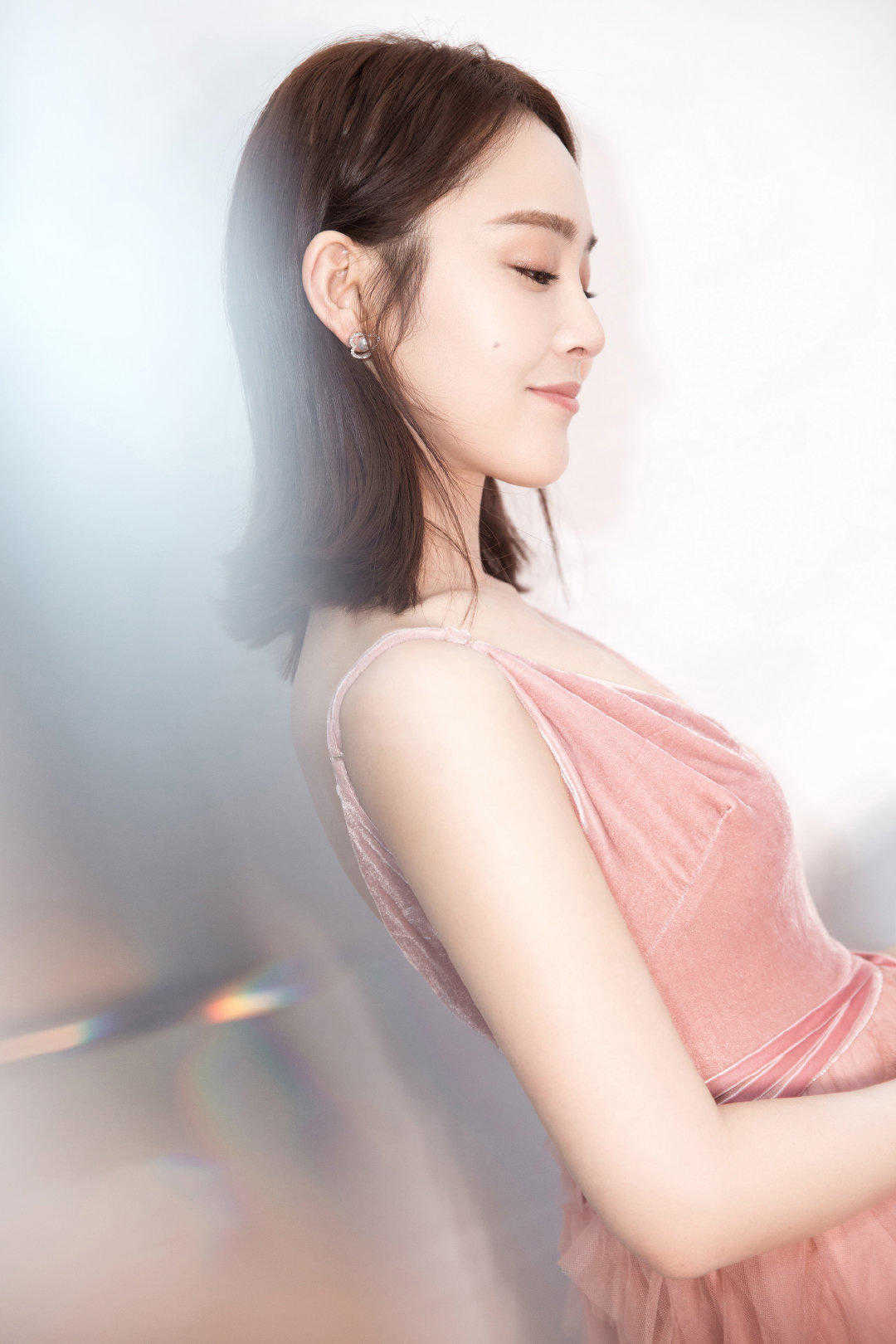 原创张佳宁美得像仙女一样穿粉色吊带连衣裙亮相锁骨发洋气又清新