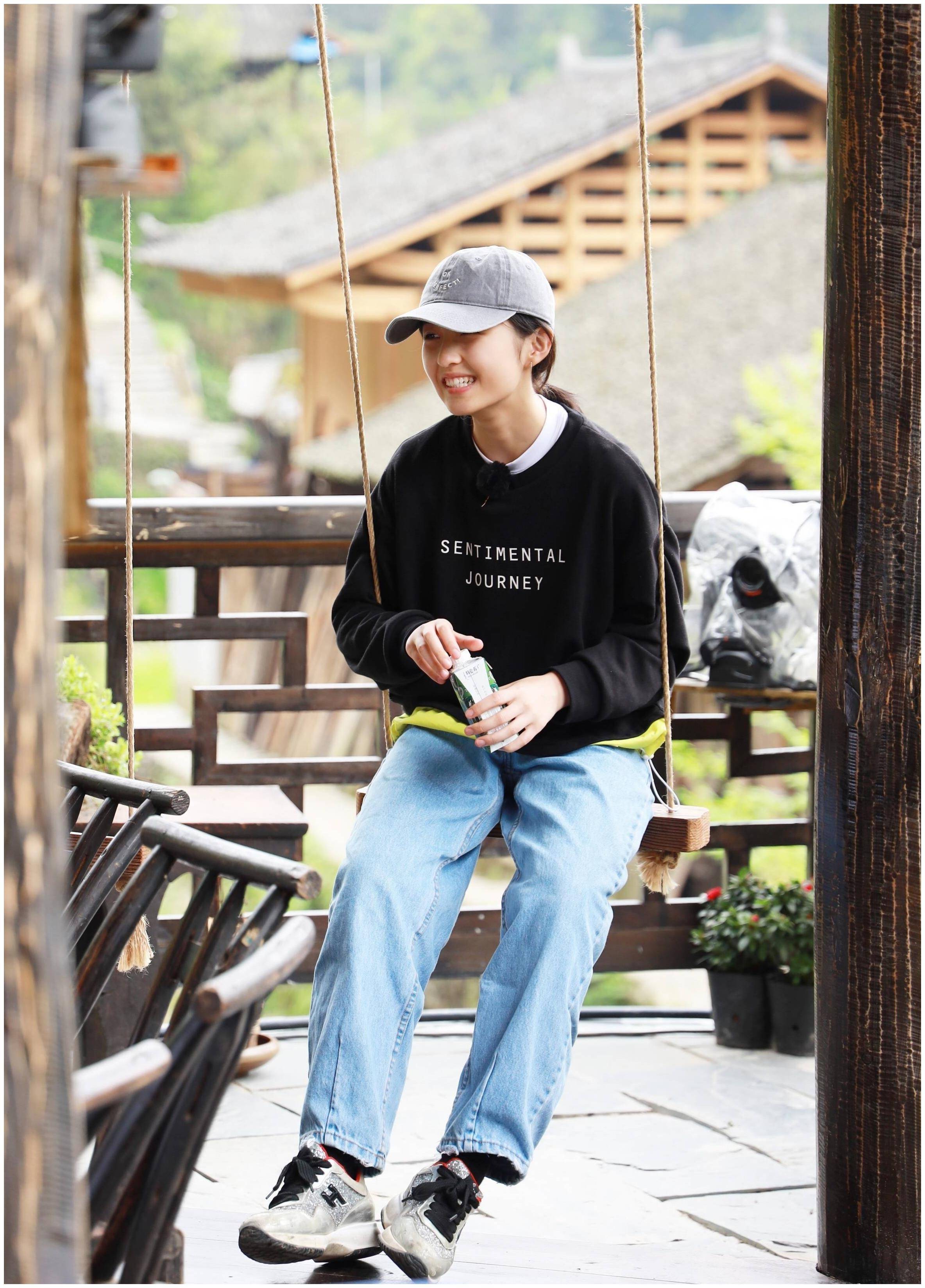 原创张子枫元气少女穿搭舒适休闲吴磊的牛仔马甲配短袖帅气时尚