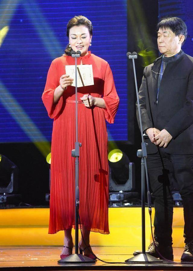 史可真不愧能和巩俐齐名蕾丝上衣配阔腿裤身材丰满但气势真足