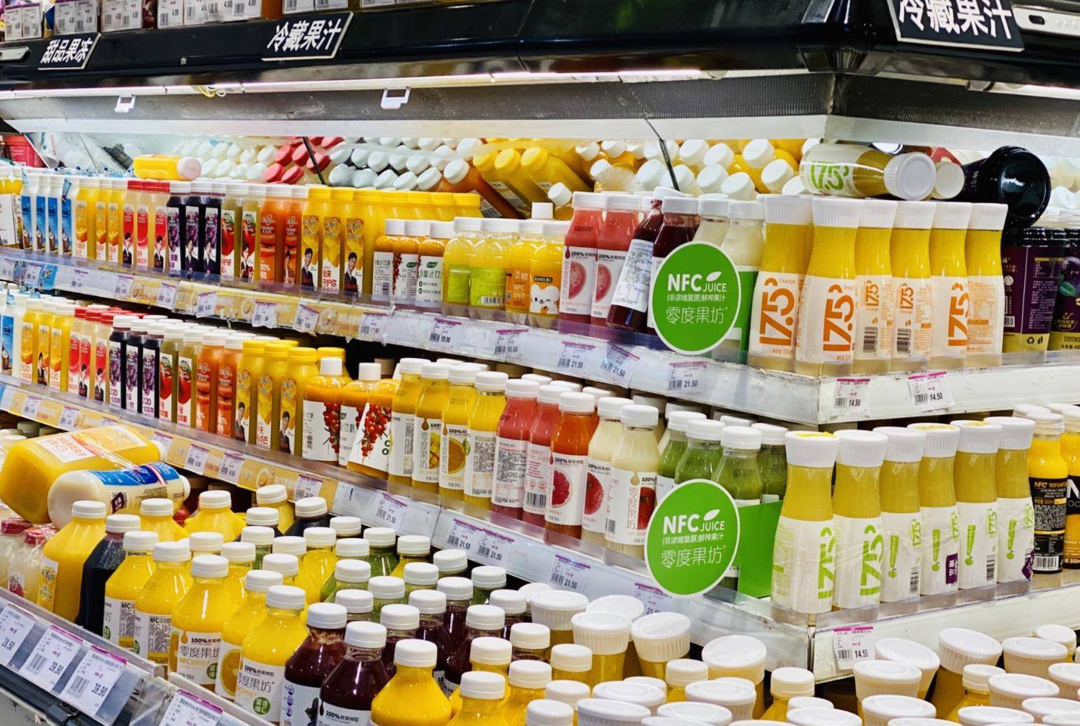 界面新闻走访北京多家超市发现,以往在超市冷藏货架上的高端果汁品牌