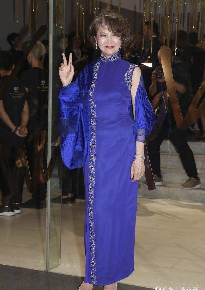 原创73岁潇芳芳原装五官就是美穿旗袍配披肩好优雅看着很显气质