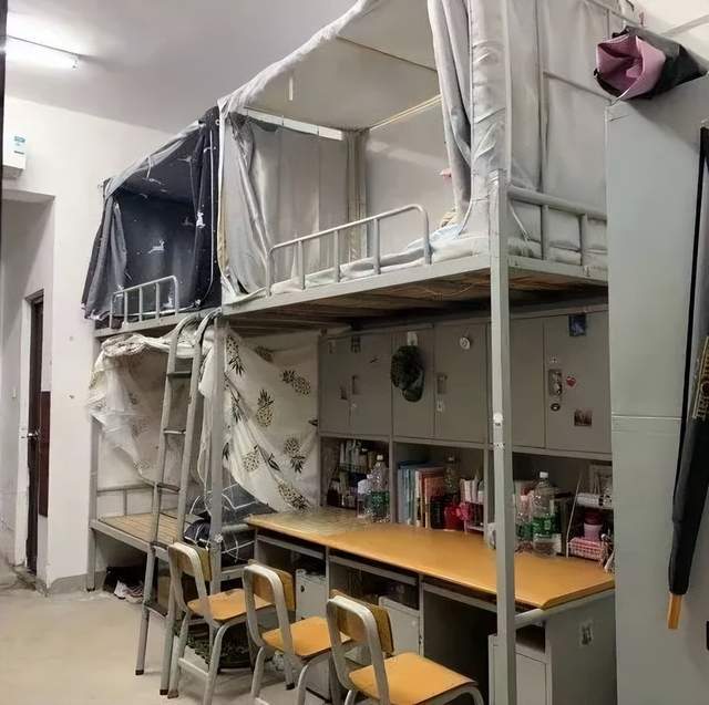 惠州城市职业学院四人间:上下床,有一台空调,两台风扇,两个床头柜,四