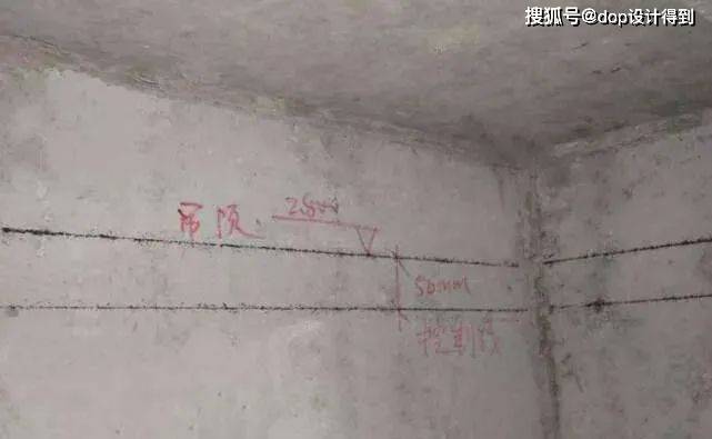 轻钢龙骨石膏板吊顶的主要施工步骤有:测量放线——设置吊筋——安装