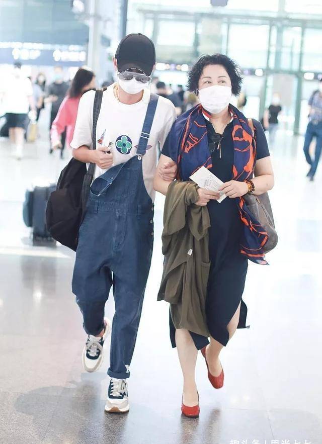 求复合文章近照曝光眼眶凹陷老太快还和马伊琍共用私人教练