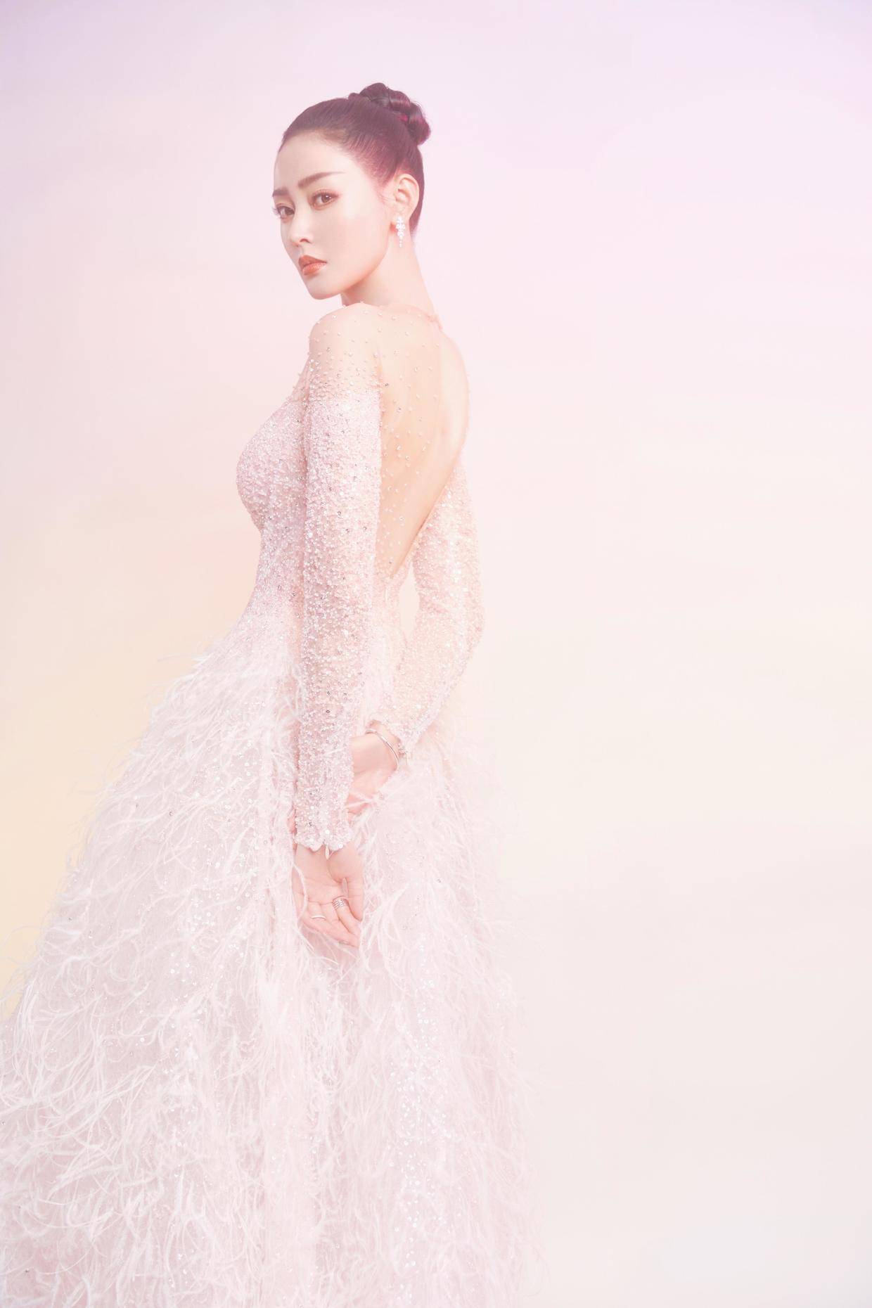 原创张天爱能不能不要这么美穿大露背薄纱连衣裙亮相配盘发真优雅