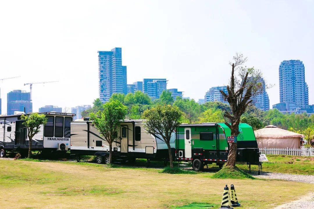 田野森林阳光草坪麓湖水景成都3大房车露营地测评你更喜欢哪一个