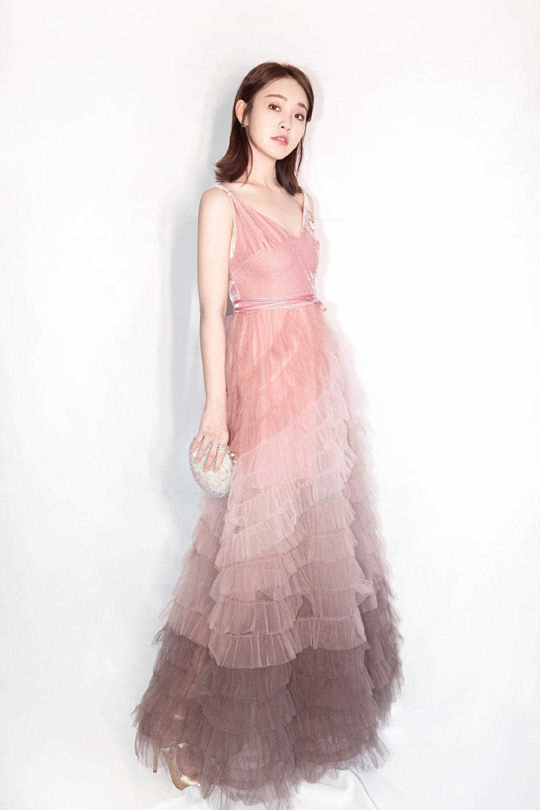 原创张佳宁美得像仙女一样穿粉色吊带连衣裙亮相锁骨发洋气又清新