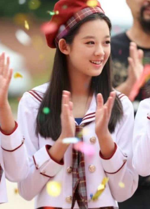 所以在12岁的时候黄杨钿甜就被杨幂签下,和迪丽热巴,祝