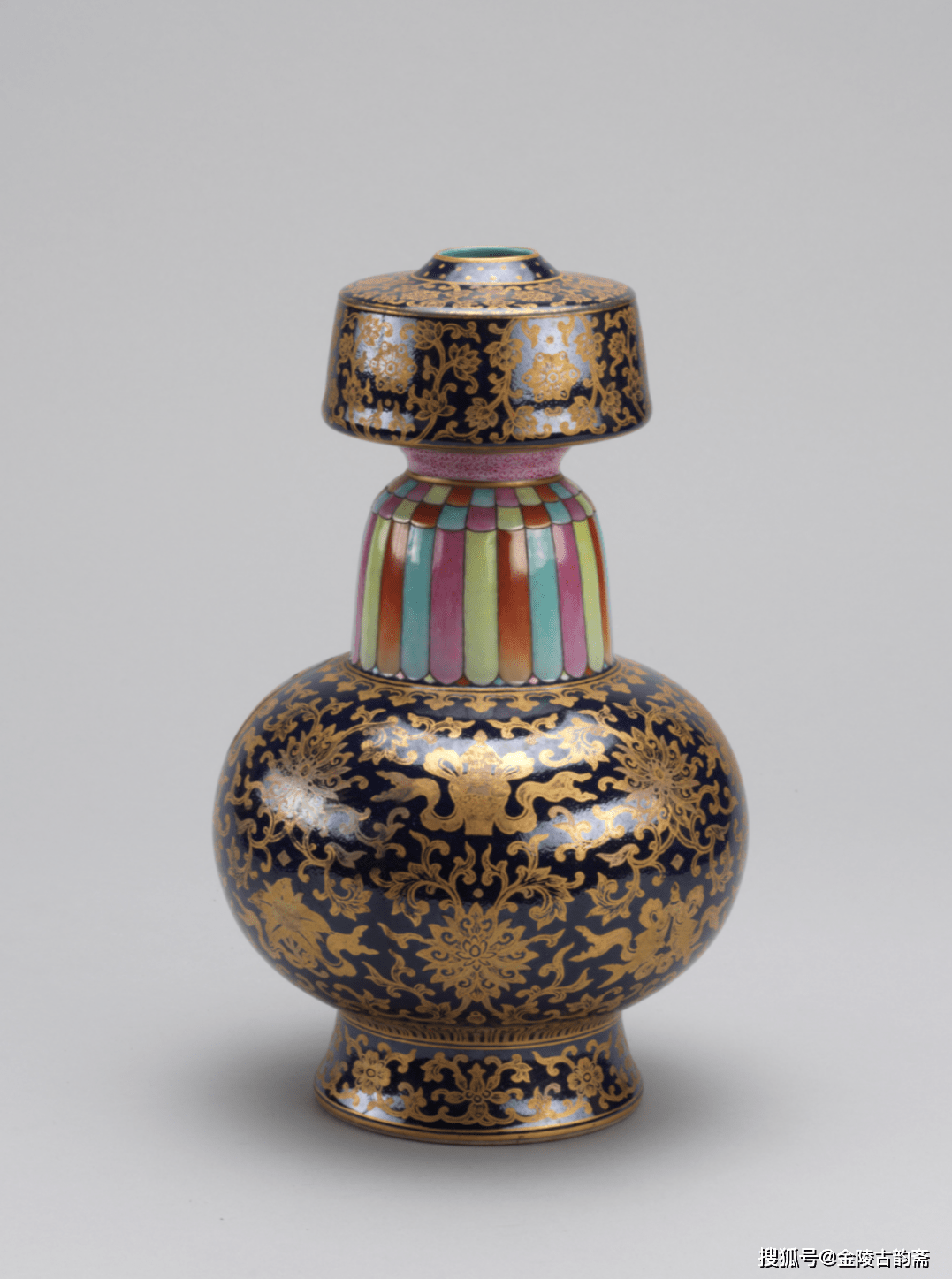 清乾隆綠地粉彩描金八吉祥瓷奔巴壺图一:清乾隆青花红彩云龙纹贲巴壶