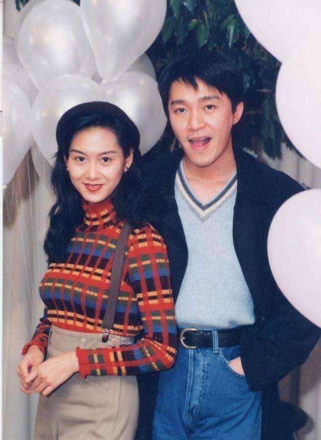 周星驰近照曝光满头白发低调现身机场孤身一人惹众人心疼