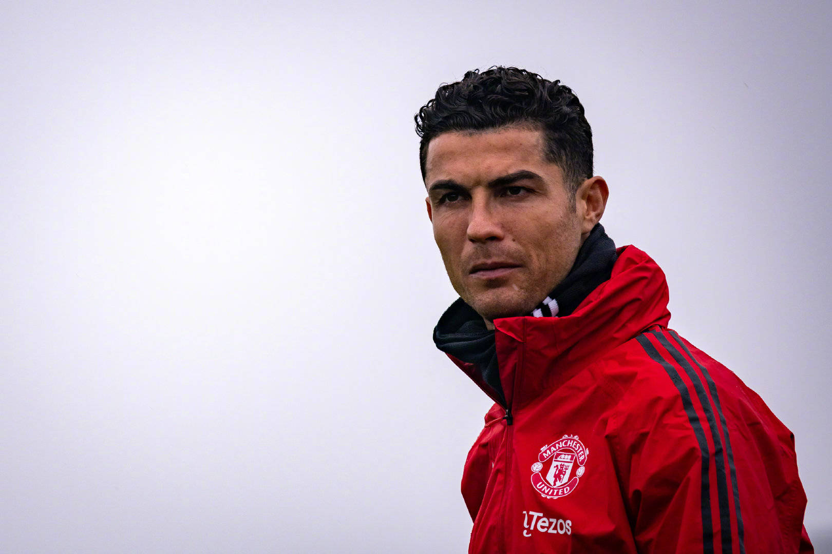 原创c罗摔手机后又遇到麻烦事面对镜头微笑亮相却被质疑这是挑衅