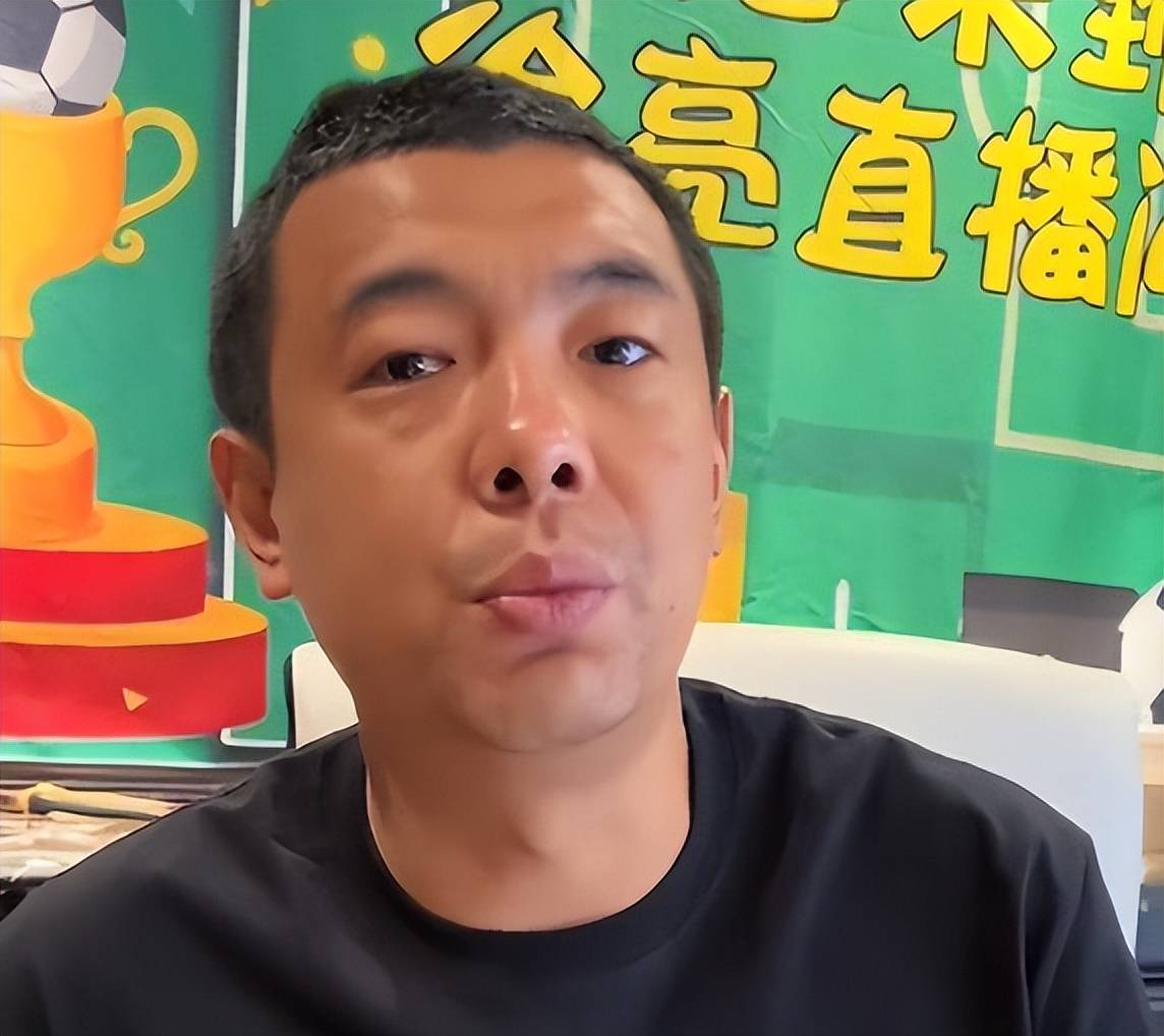 徐亮批评c罗摔手机,他的人品不能和梅西相比,球场上下两副面孔