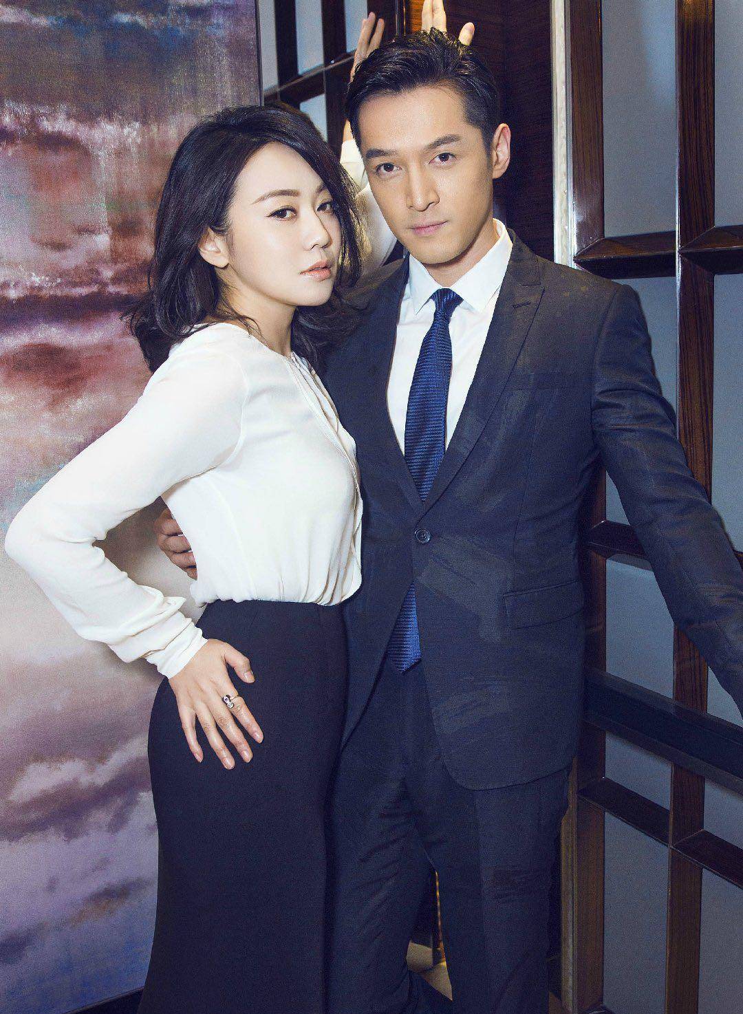 原创49岁闫妮近照曝光黑色礼服凸显身材一双漫画腿令人羡慕