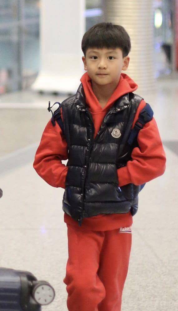 田亮带儿子现身机场,8岁田宸羽穿衣时髦走路有范儿