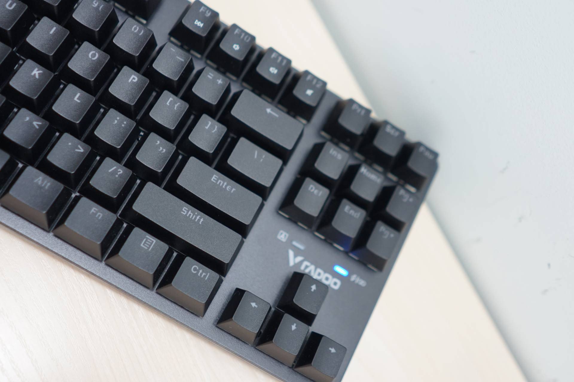 雷柏v500pro机械键盘方向键上方印有雷柏的logo,除此之外还有两颗指示