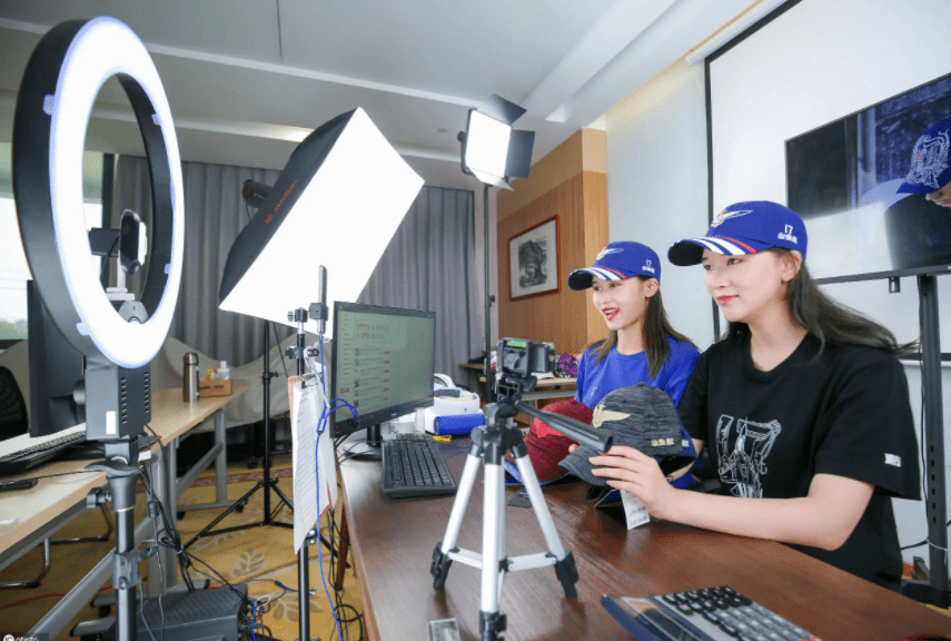 女主播卖车,发出"低俗"声音,公司与其解除合同,网友:背锅侠_直播_行业