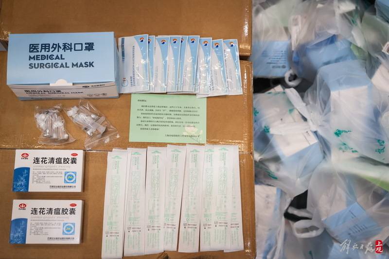 口罩,中成药,抗原测试盒……宝山区95万份防疫服务包按户发放_物资