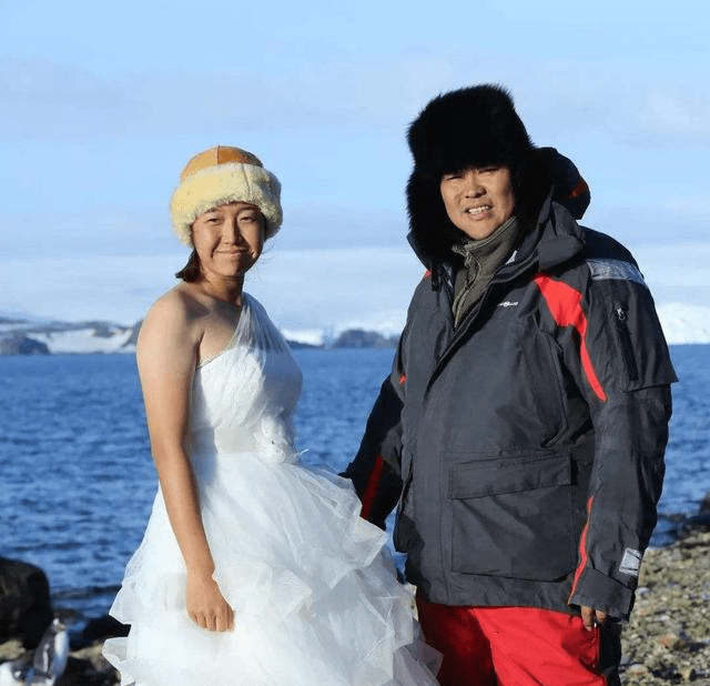 270斤与梁红庆结婚八周年百万豪车车牌抢镜甜蜜喂食好恩爱