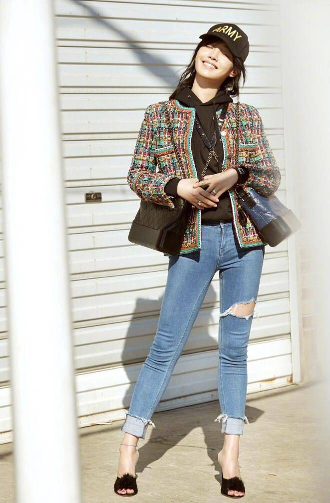 小香风的外套使得白百何看起来精致又时尚,搭配紧身的破洞牛仔裤,展现