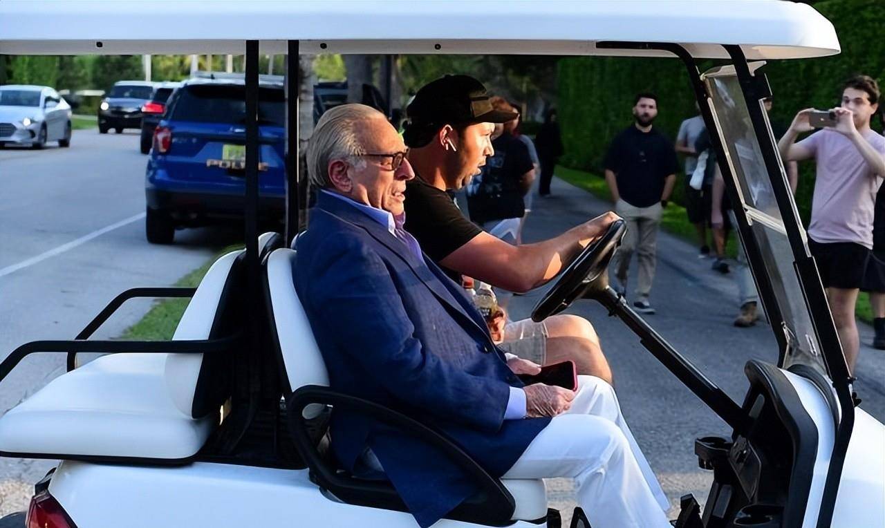 亿万富翁老丈人nelson peltz,家里大的要开车,79 岁了祝福这 2 位美丽