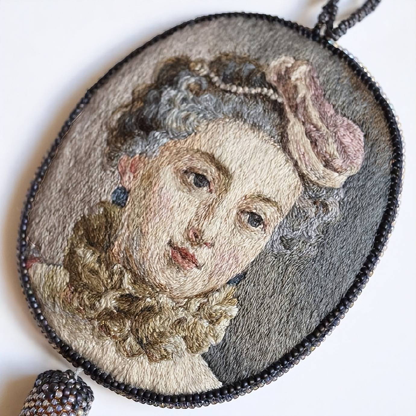 俄罗斯刺绣艺术家唤醒文艺复兴时期的艺术风格和精湛工艺