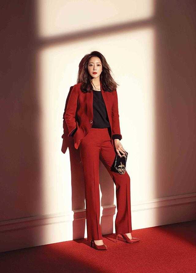 金喜善真是天生的贵妇脸穿烫印花朵连衣裙亮相优雅又大方