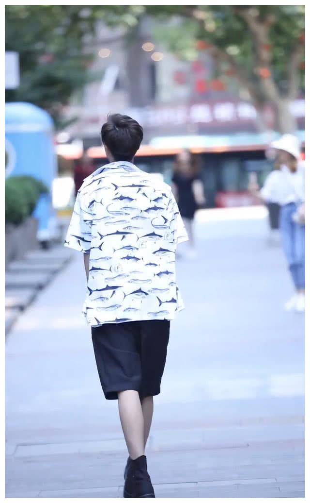 神似张敬轩的小姐姐,穿"鲨鱼衬衫",颠覆了我对女生的印象_穿着_因为