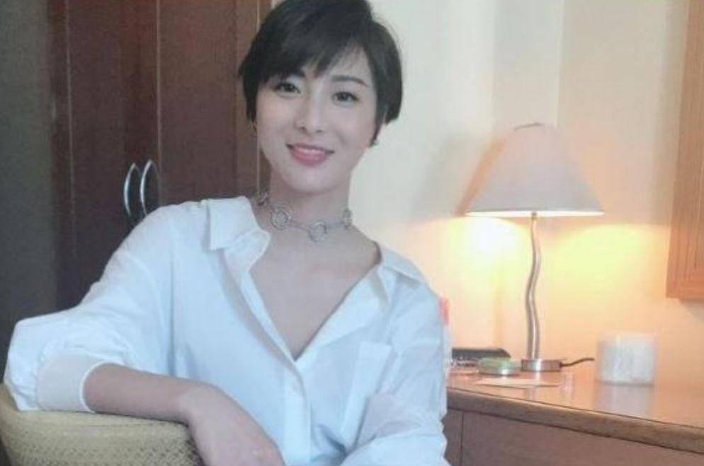 原创著名导演陈嘉上恋上小30岁女友宣布喜得千金晒出宝宝甜睡照片