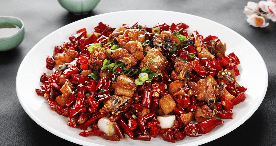 四川美食辣子鸡油温到了6成热放鸡块