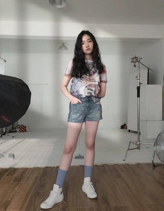 卢庚戌老婆晒儿女近照,11岁女儿大长腿抢镜,3岁儿子像极爸爸_张辛怡