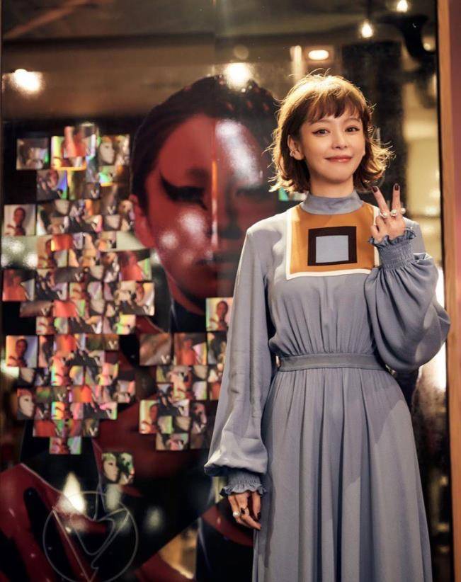 45岁徐若瑄晒近照颜值惊艳,复古造型似精致芭比娃娃_女神_短发_少女