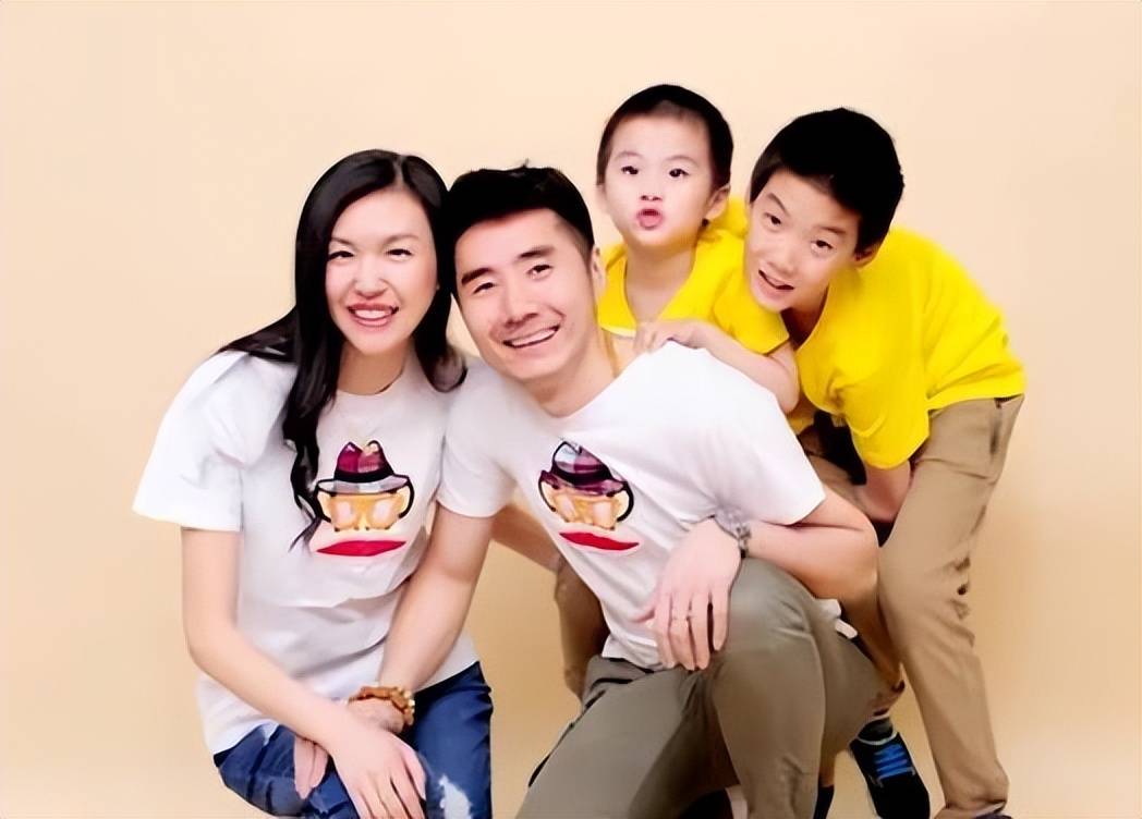 42岁沈阳女人中国首位盲人模特生两个儿子丈夫带她走秀