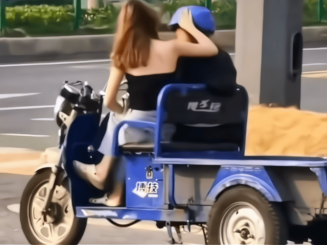 女子坐在三轮车上,与男友打情骂俏成焦点,宝马男:我输在哪?