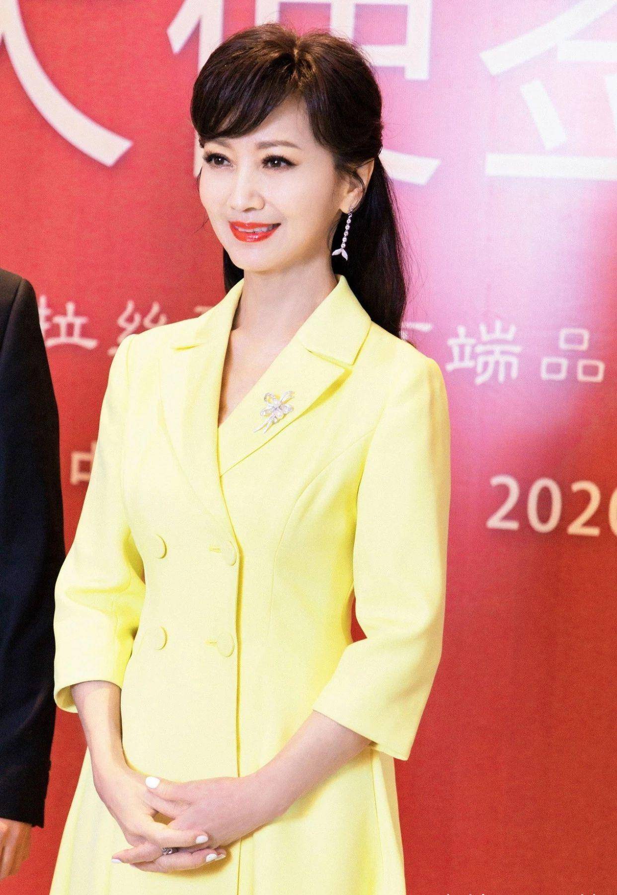 原创赵雅芝携子出席活动一袭黑裙搭配红裙优雅大气一点也不像65岁