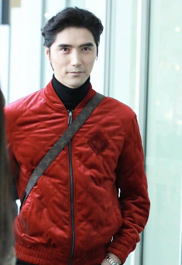 阿云嘎没了精修后差距像换脸,一身红衣走机场,好似老十岁_款式_丝绒