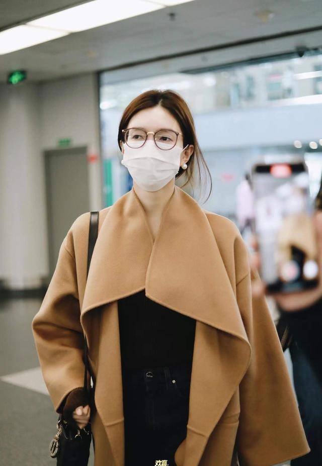 原创江疏影穿搭超好看卡其色大衣配黑色内搭高级洋气很有明星风范