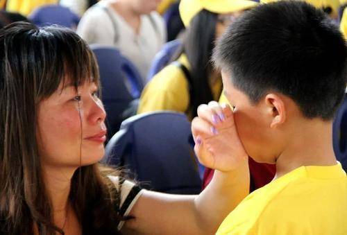 的这几个表现越明显,暗示他内心越自卑,父母要警惕_成成_情绪_家长会