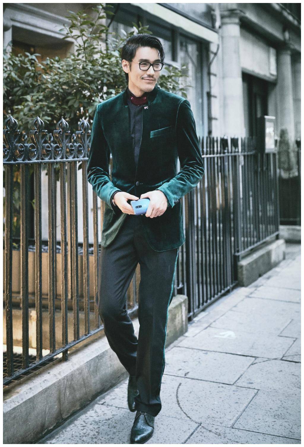 48岁名模胡兵帅爆了,一袭黑色刺绣西装好高级,尽显东方男性魅力_风格