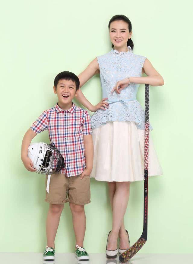 原创千亿阔太王艳晒自拍45岁穿碎花裙清纯无敌比20年前晴儿更看嫩