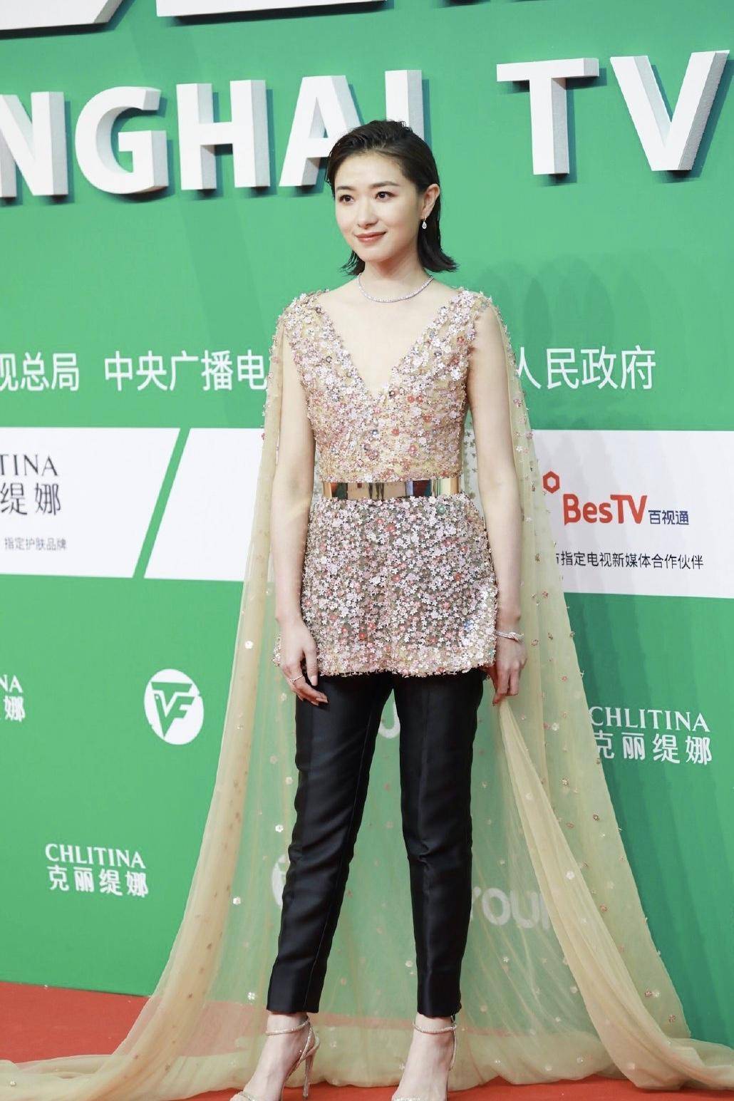 原创万茜太有女王气场穿亮片连衣裙短裙配西装裤亮相大背头太吸睛