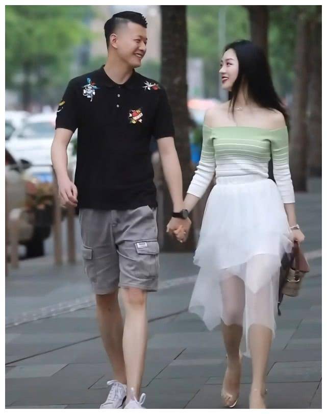 原创腿精情侣逛街却带火了一种虐狗式穿搭叫我们不一样
