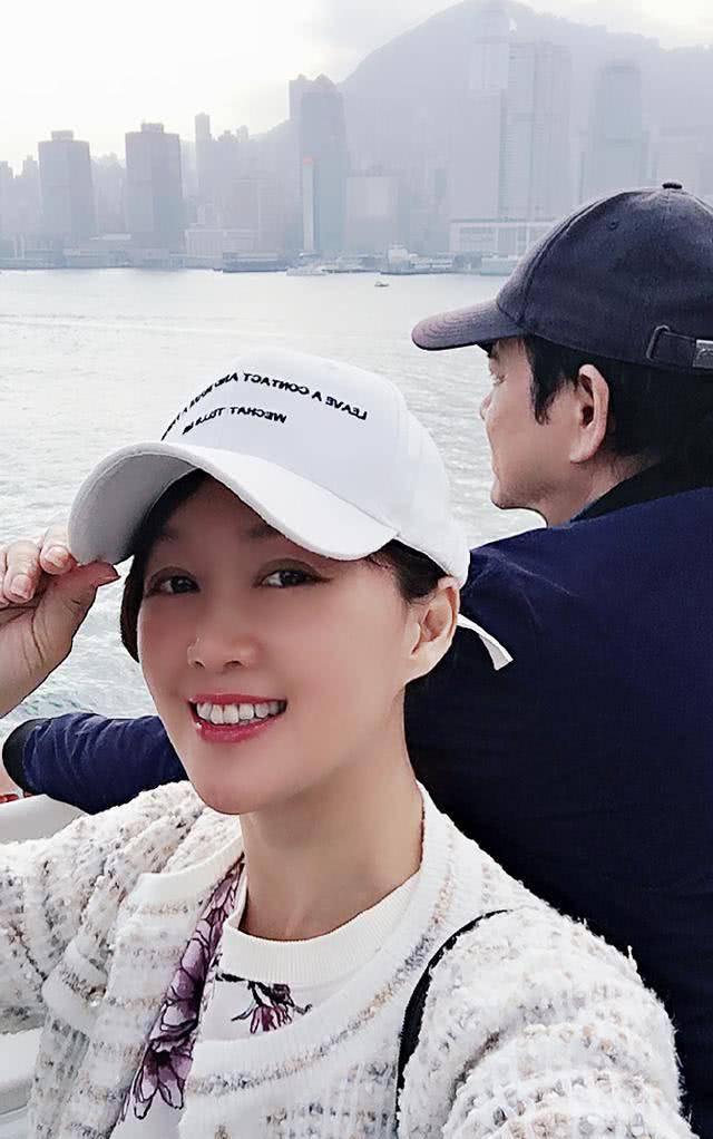 50岁梁小冰海边度假晒自拍,与老公罕见合体秀恩爱超甜_陈嘉_棒球帽