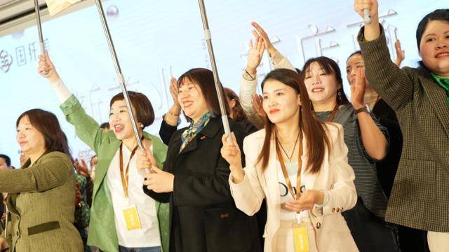 速度滑冰冠军林雪是哪里人_滑雪冠军视频_滑雪运动员冠军