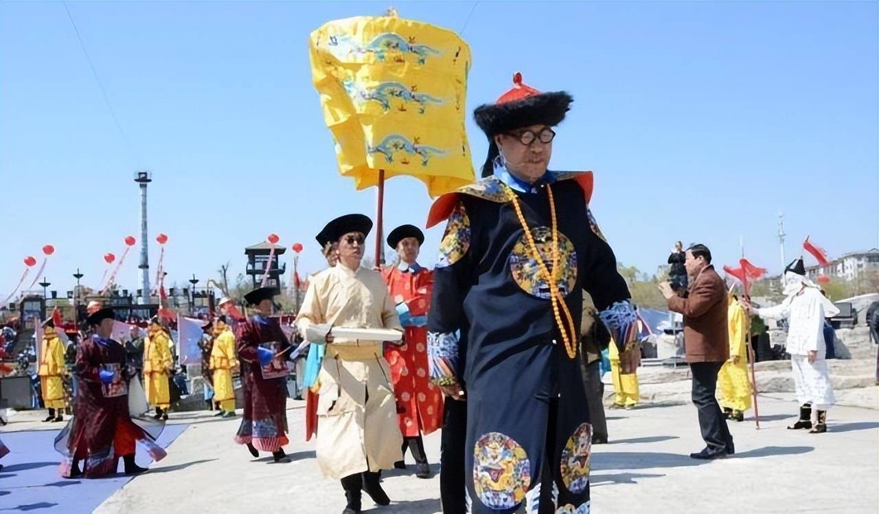 如今是一位名医,每年祭祖龙袍加身