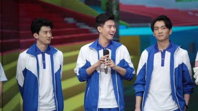 原创都说胡一天穿校服帅看到李现校服装才知什么是初恋男神