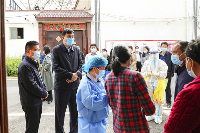 核酸采样期间,郸城县委书记李全林,县长董鸿等四个班子领导坚持一线