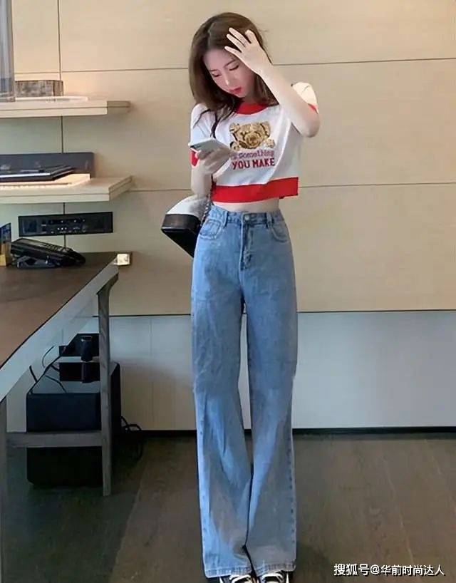 休闲舒适风:上身搭配比较修身或者是款式宽松的短上衣,下身则搭配牛仔