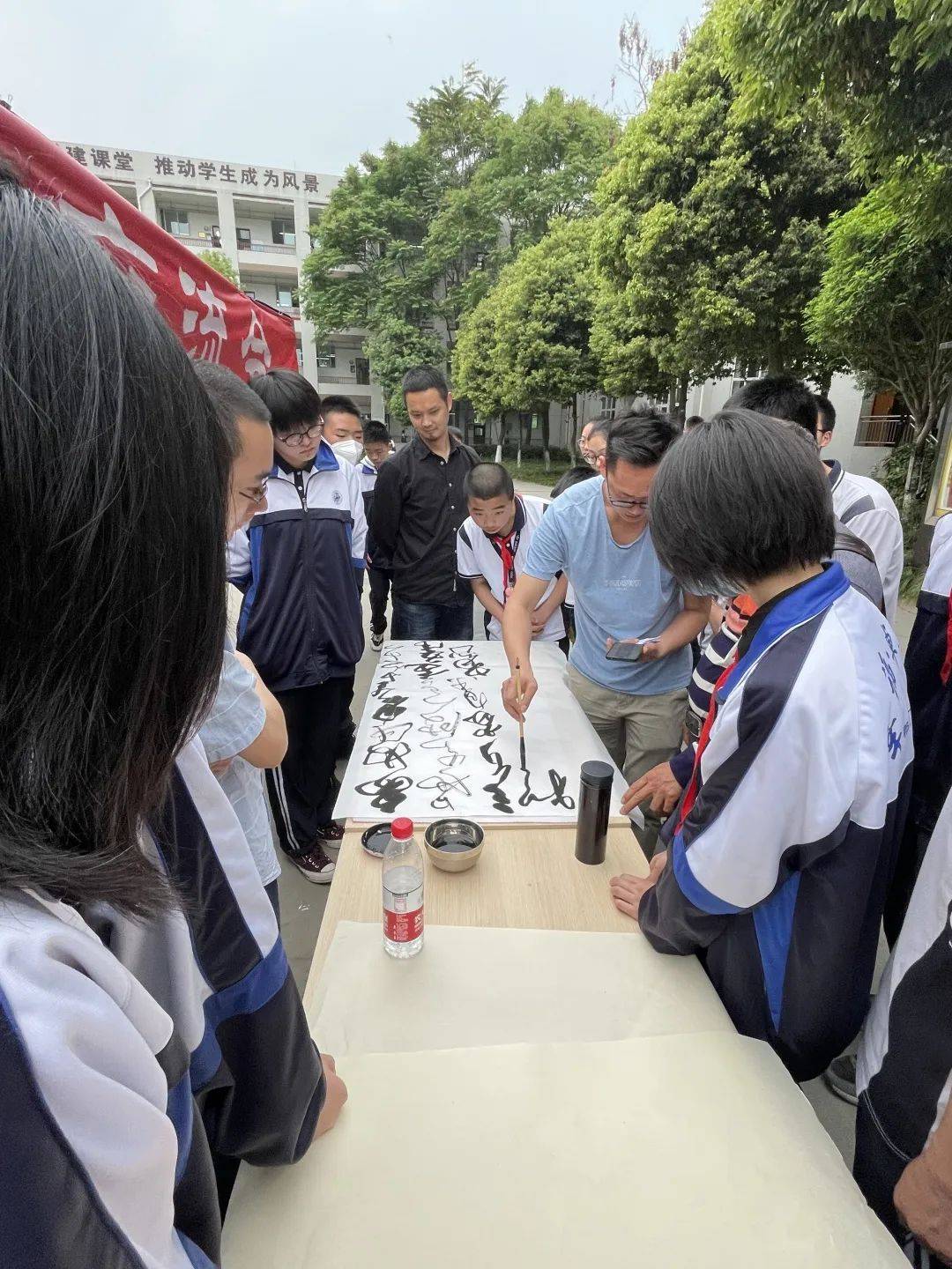 古蜀名校翰墨飘香郫都区书法家协会走进郫都一中