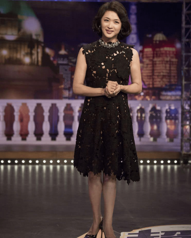 原创金星为凹女人味真拼化浓妆穿透视裙还不够连袜子都是蕾丝的